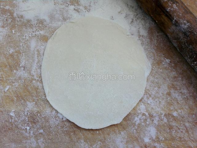 然后用擀面杖先擀成饺子皮。