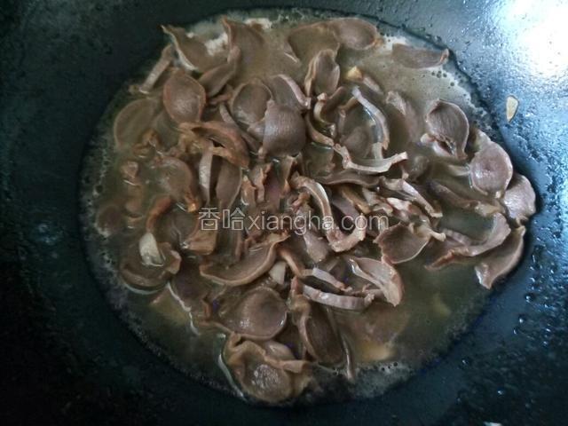 翻炒均匀加入少量温水炖一会
