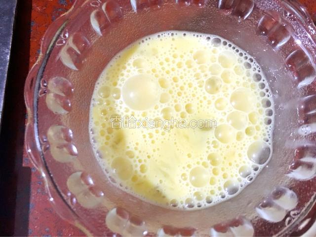 鸡蛋打散备用