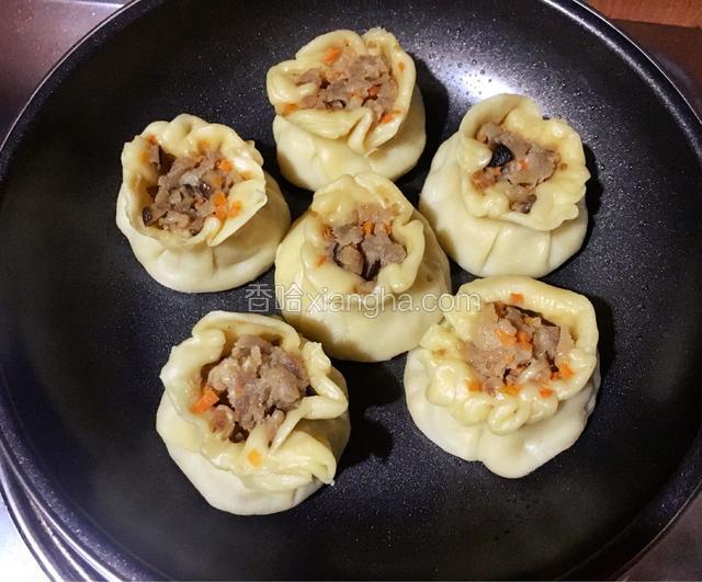 平底锅烧热刷上少许油，放入烧麦