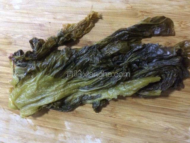 将泡酸菜用温水浸泡一会儿再清洗干净，挤干水分，切小段备用