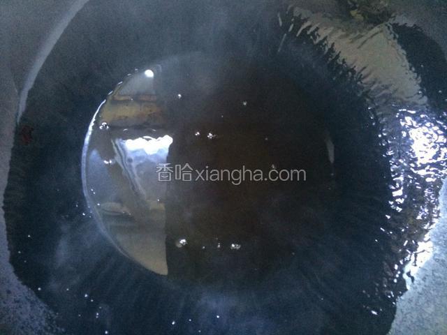 将锅洗净烧干，倒入适量的菜籽油烧热，至表面泡沫消失