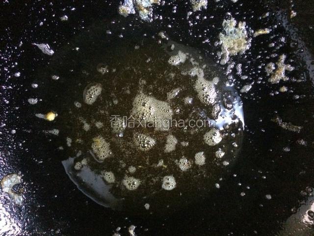 锅底留油，烧热