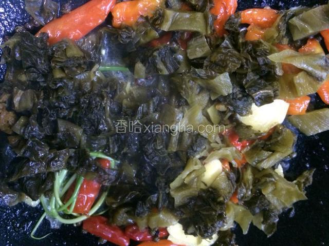 将泡酸菜也倒入锅中翻炒片刻