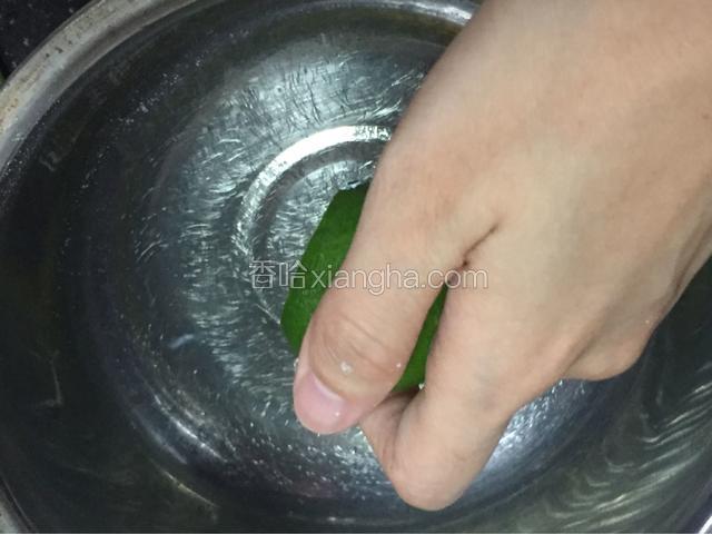 蛋清里加入几滴柠檬汁，让打发的蛋白更加稳定（没有柠檬汁可以用白醋或者塔塔粉，塔塔粉是稳定性最好的）
