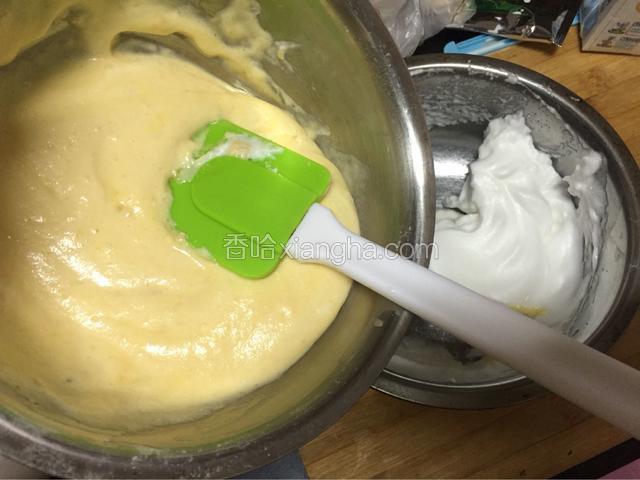 最后把拌好的蛋黄糊倒回剩下的蛋白糊，翻拌均匀，翻拌时间不要太长，不要搅拌，导致蛋清消泡
