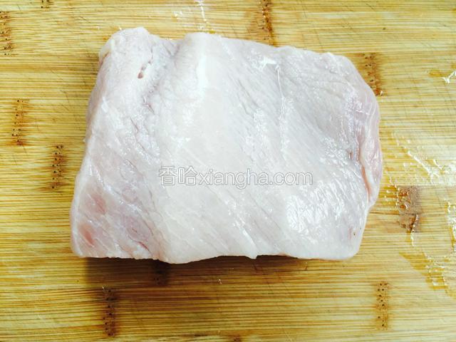 里脊肉洗干净。