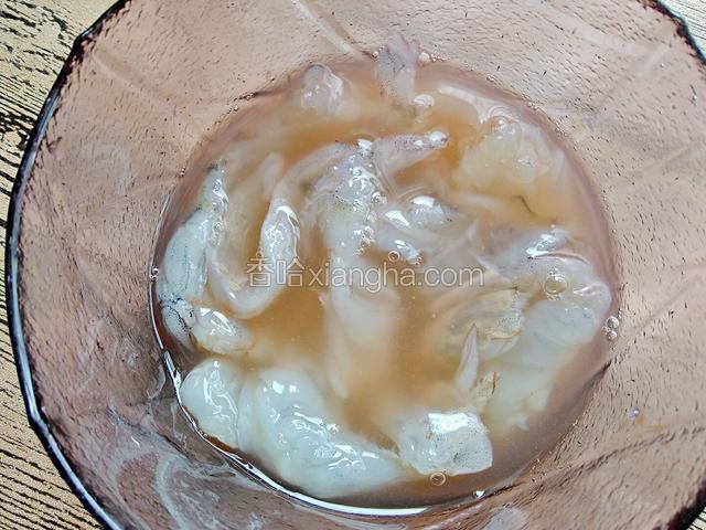 留一些整只的虾加少许小苏打水浸泡半小时左右。