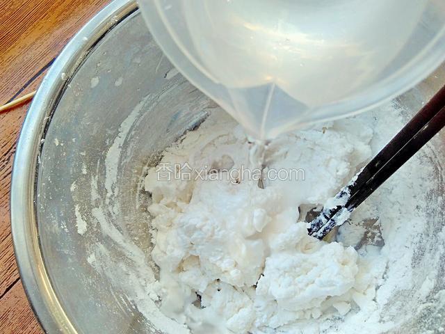 准备100ml的沸水，慢慢加入，边加边搅拌。
