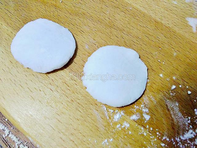 压扁，擀成薄片。擀皮的过程中适量添加生粉防粘。