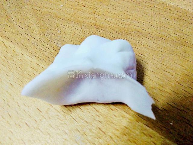 然后用两只手将饺子左右两边捏紧。