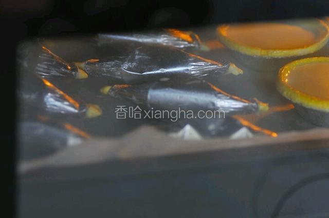 取出来，脱去锡纸，刷蛋液，撒上芝麻