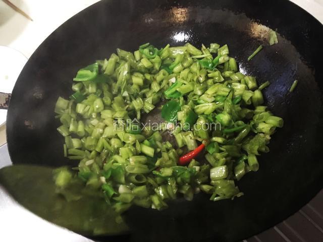 倒入空心菜杆丁。翻炒。