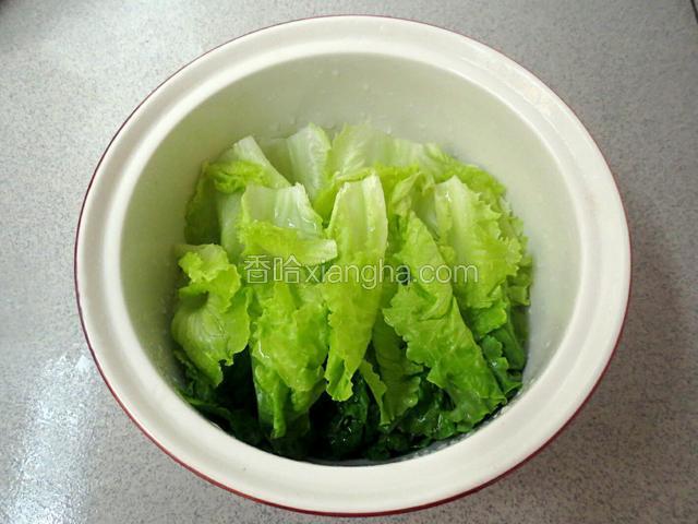 生菜洗净沥水，铺在装肉片的盘底。
（底菜如果是选用大白菜，黄豆芽，青笋等等，就需要放入沸水焯熟，生菜不需要）