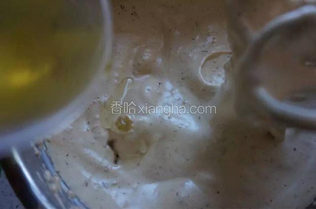 分两次加入玉米油，每加一次用打蛋器低速打匀