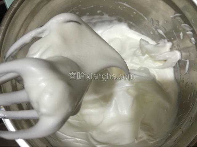 打至湿性发泡，提起打蛋器有大弯勾就可以了