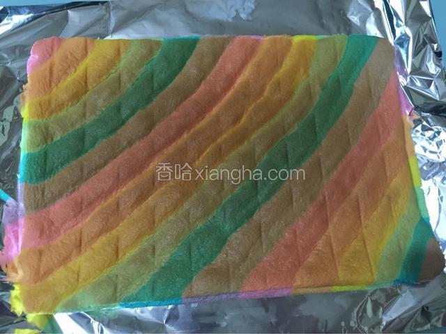 蛋糕晾温后把锡纸撕开，重新取一张锡纸，把蛋糕放回锡纸