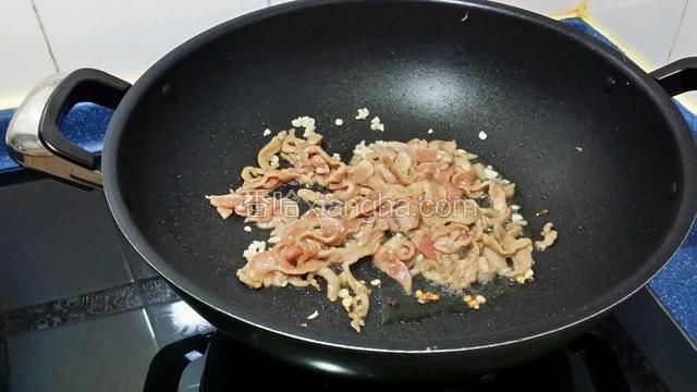 燒熱鍋放入油~爆香蒜蓉~放入腌制好的肉絲翻炒~炒到肉絲轉熟的顔色鏟起