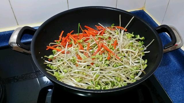 放入大豆芽菜翻炒一分鍾