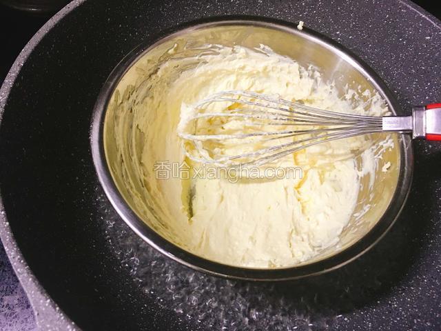 奶油奶酪隔热水搅打顺滑。