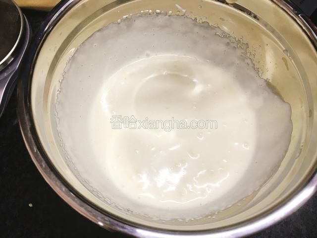 淡奶油打发至六分发，类似于酸奶状。