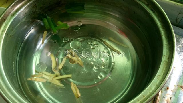 锅里放水，下油姜丝葱煮开