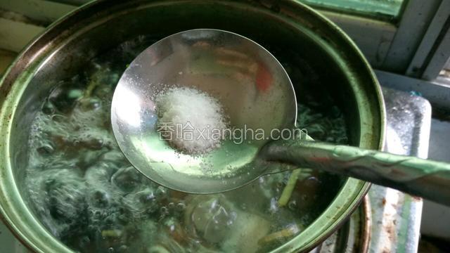 加入适量盐味精调味