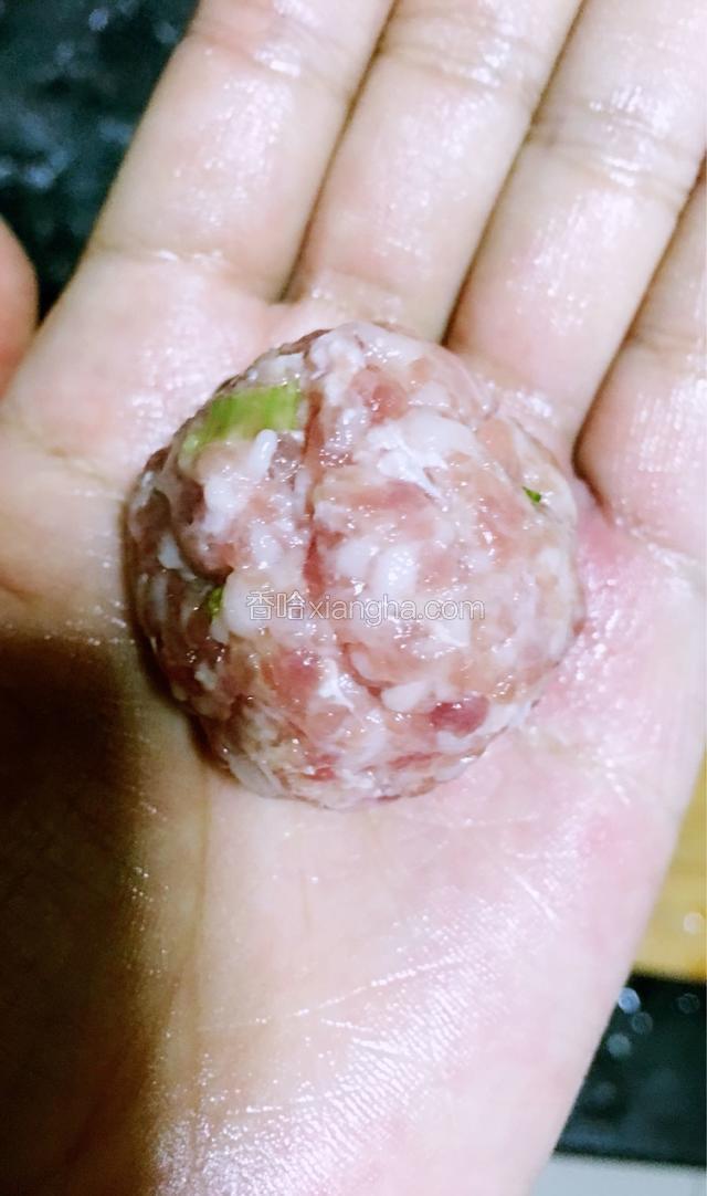 将肉糜揉成肉丸