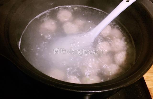 将捏好的肉丸放入锅中煮两三分钟待肉丸都浮起就可以了