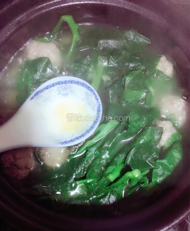加入木耳菜煮一分钟左右放入盐和鸡精调味