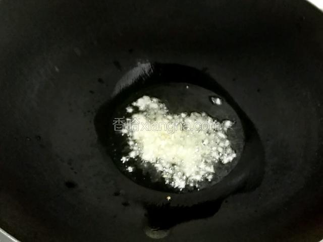 大蒜切成末。锅里添加适量的油烧至6层热放入蒜末煸炒出香味。