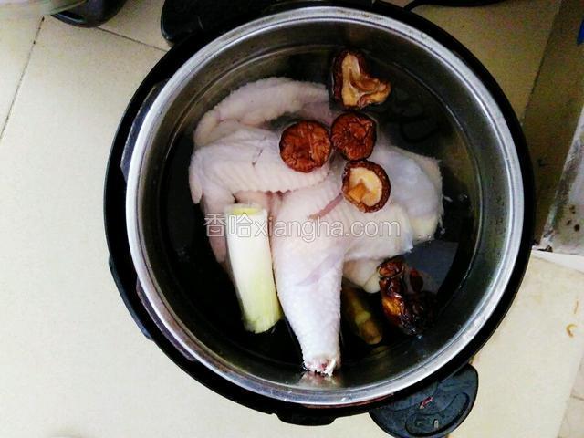 把鸡和香菇蒜大葱放入高压锅里煲汤半个小时（放香菇是为了煮好的鸡的汤可以喝不用倒掉浪费  这样也可以是一道香菇炖鸡汤）