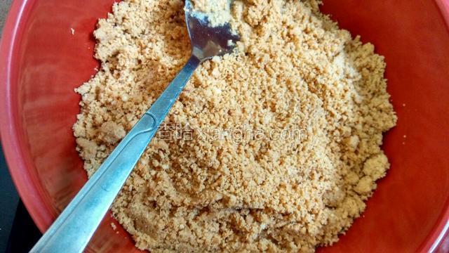 醒发面的时候开始准备馅料，花生烤熟、去皮，用料理机打碎