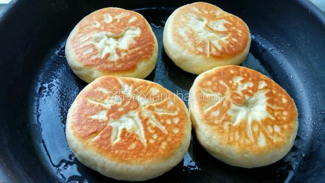 平底锅加油烧热，放入巧饼，煎至两面金黄