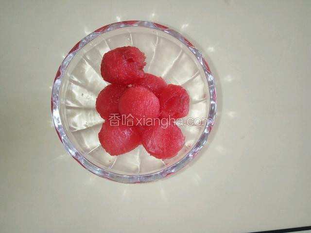 煮西米的同时，用挖球器来挖几个西瓜球