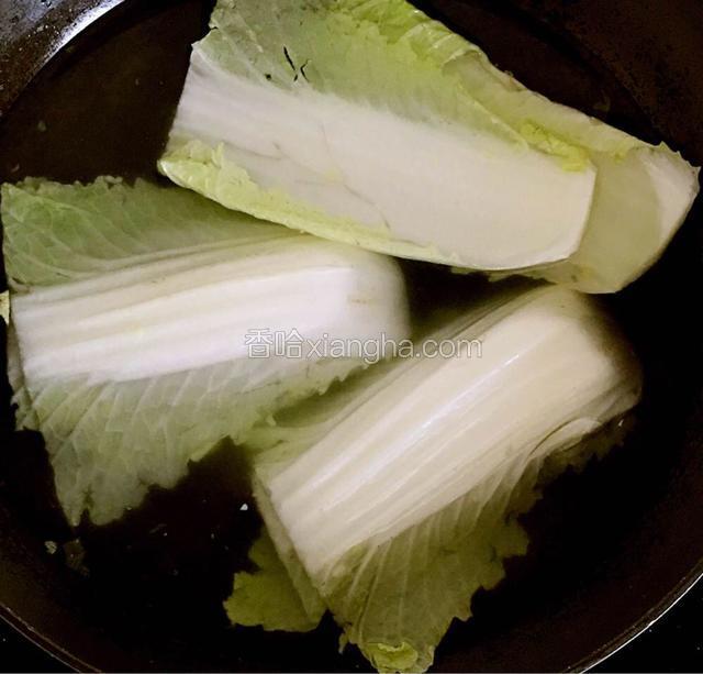 锅中加入适量的水放入一汤匙盐焯烫白菜
