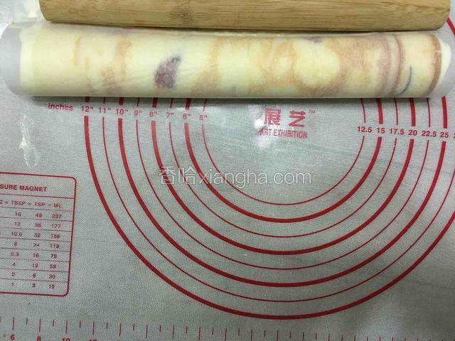 借助擀面杖将蛋糕卷起