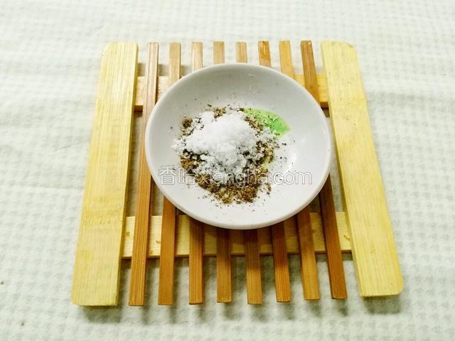 准备好花椒粉，食盐，一起拌匀了，花椒和盐是  1比1。