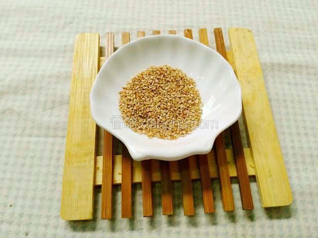 芝麻也准备好，生芝麻就行。