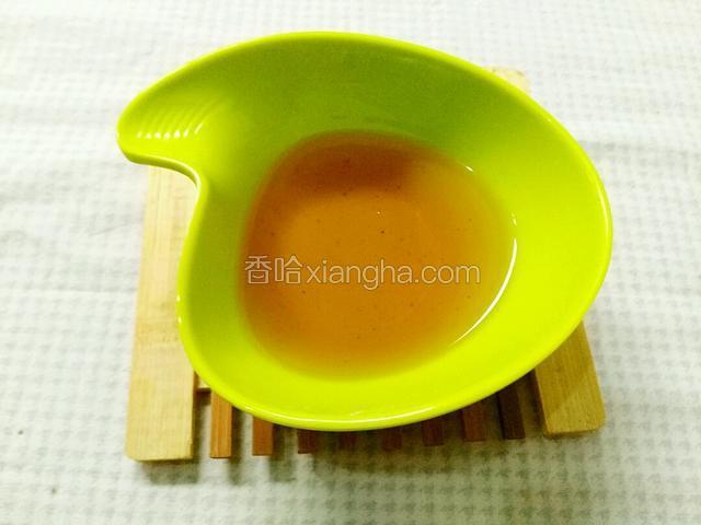 准备好食用油，油是熟油，就是熬开了放凉的。