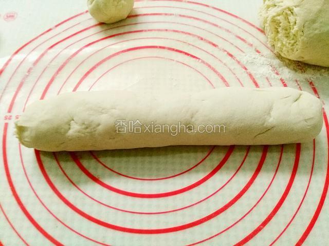 把面团分两个大剂子，取一个面剂搓长条，揪成60多克的小剂子。