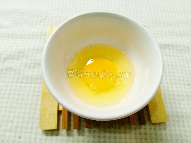 鸡蛋一个打入碗里，刷饼备用。