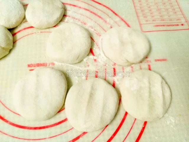 像这样把每个剂子都按扁，