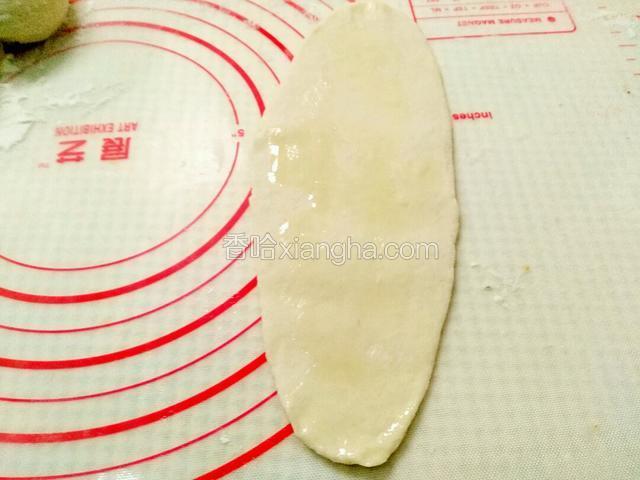 擀好的面皮给刷上油，