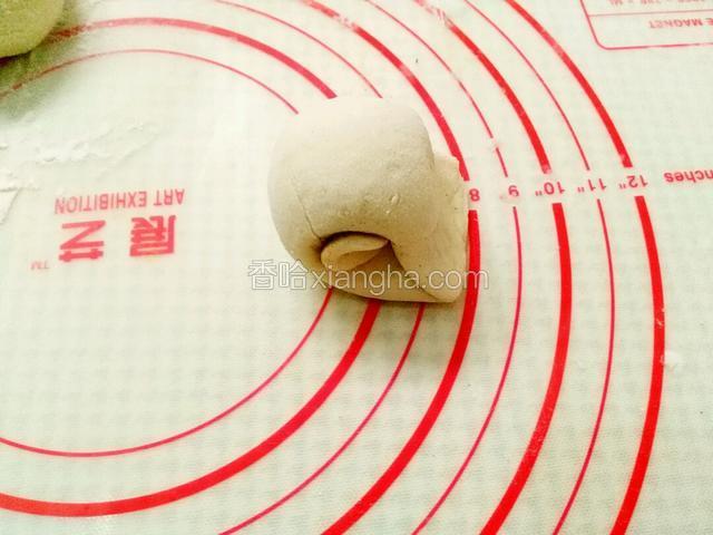 卷好了两头兑着捏下，像图这样，