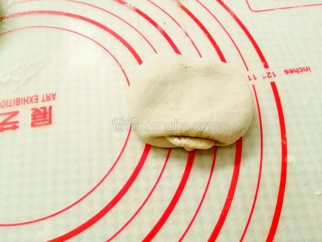 再把捏的两头放在底面喽，像图这样。