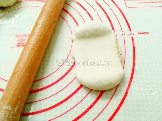 用擀面杖从中间往两边擀喽，不要擀到头留一点。