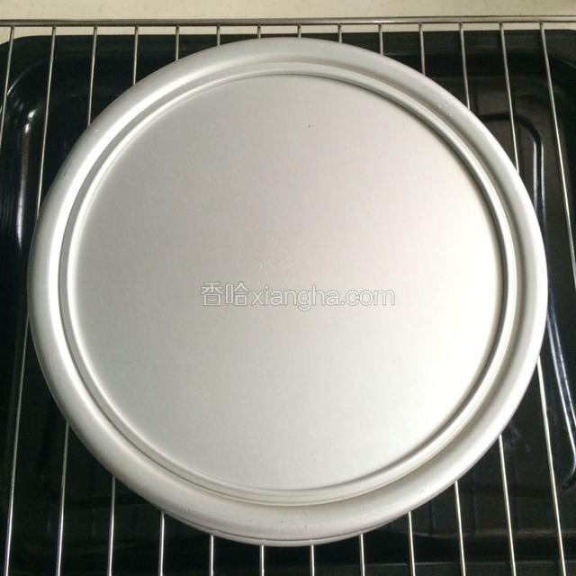 烤完出炉，在桌子上摔两次立刻倒扣。
