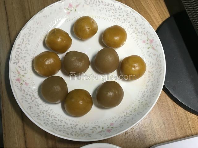 把馅料分成30克1个剂子搓成圆球