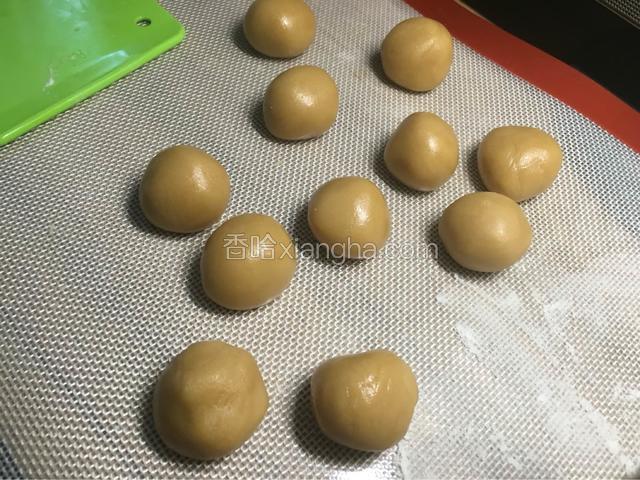 醒好的饼皮分成20克一?，搓成圆球备用